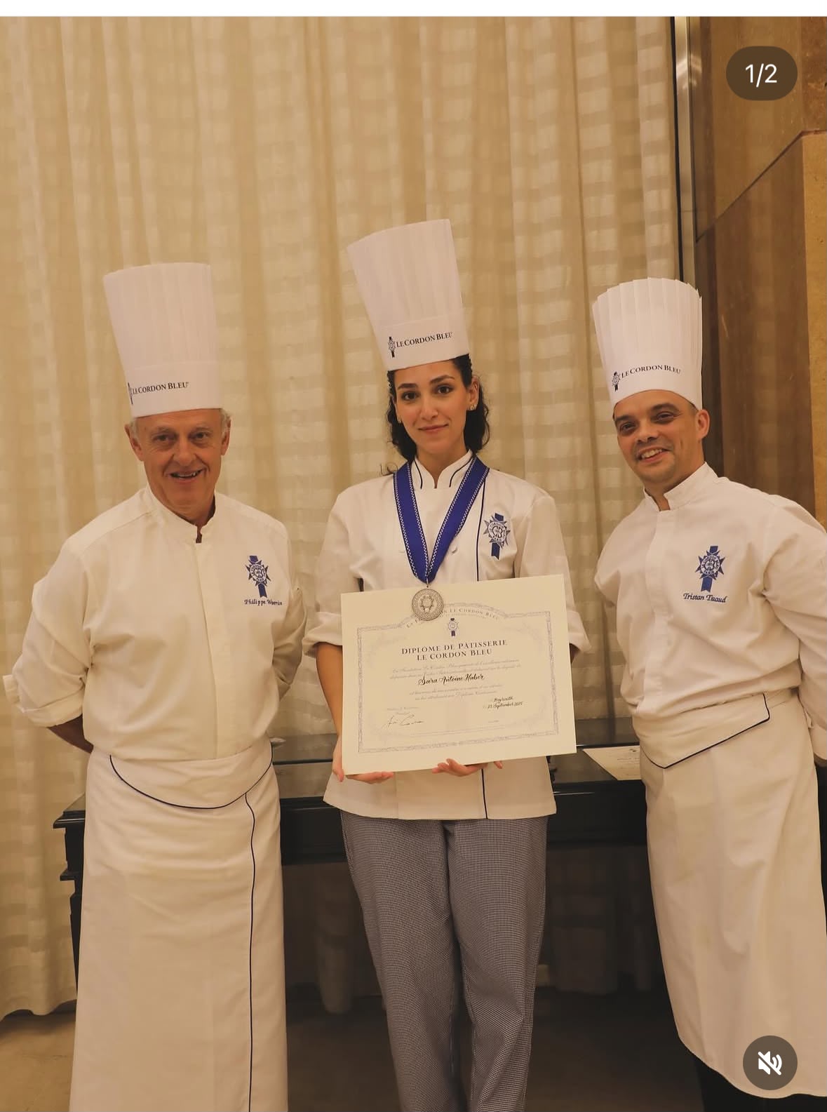 Sara reçoit son diplôme de pâtisserie du Cordon Bleu